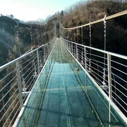 小型玻璃吊桥安装